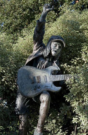 Estatua de Angus Young en Sopela