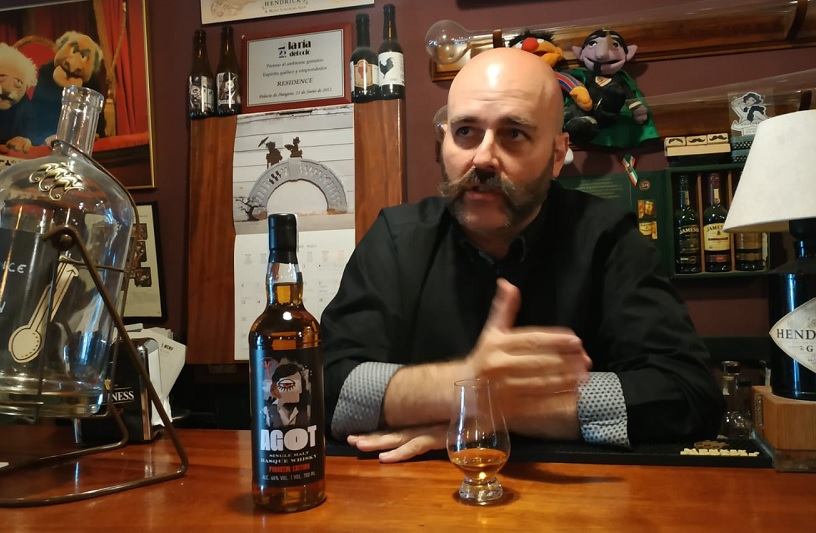 Manu Iturregi con una botella de Agot, whisky hecho en Euskadi
