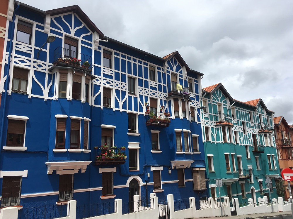 Casas de colores en el barrio de Iralabarri (Bilbao), hoy // BI FM