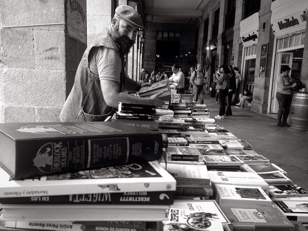 Josu "Librero" en la Plaza Nueva